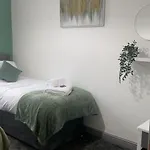 2 Bedroom Flat Apartment *