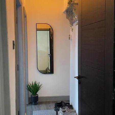 Apartment Charming 2br Sleeps 5 Comfortably *