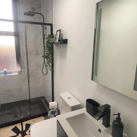 Apartment Charming 2br Sleeps 5 Comfortably